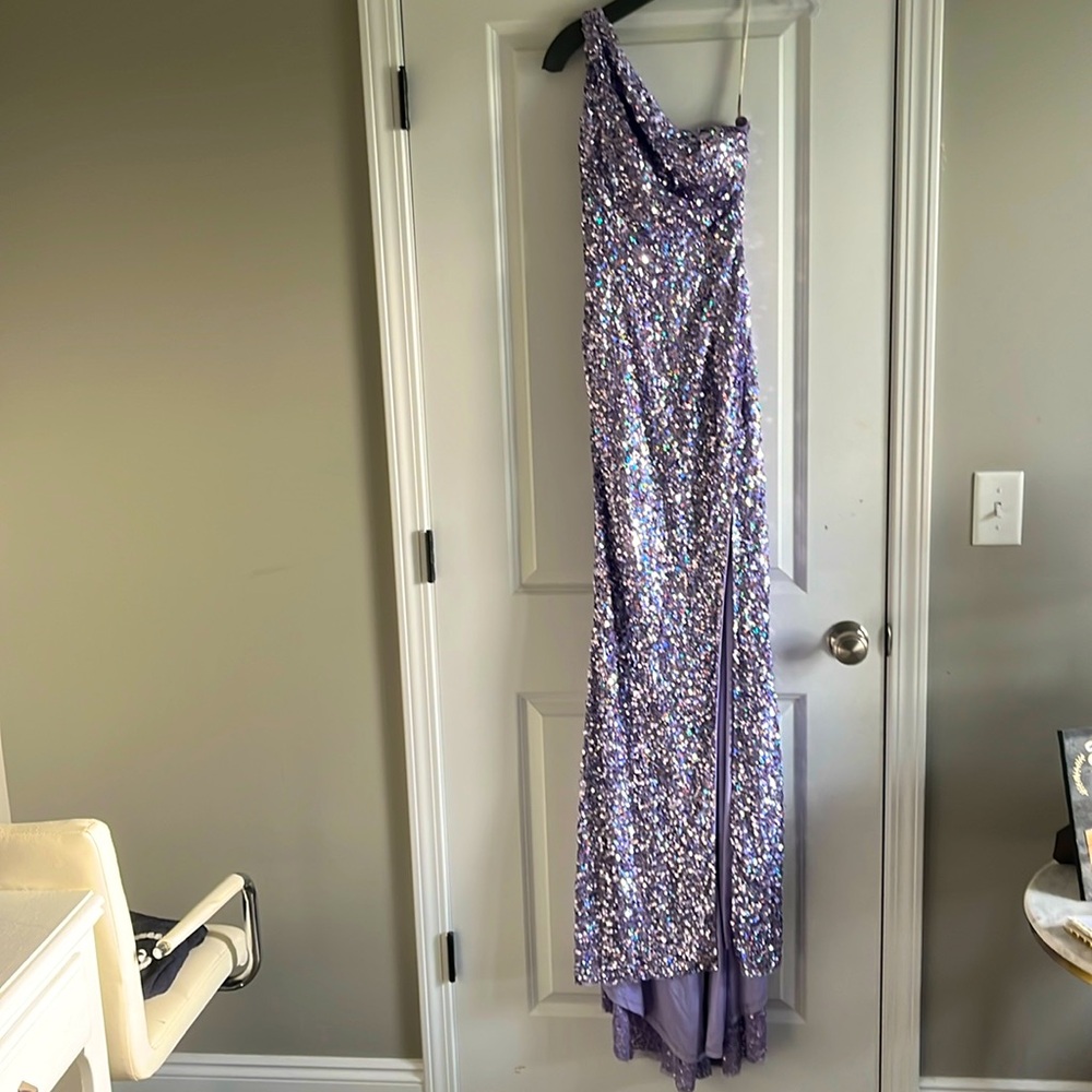 Beautiful lavender Sherri Hill prom dress. 4, taken in to a 2. Bustle for train